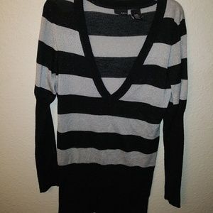 V neck black and white sweater by mix it